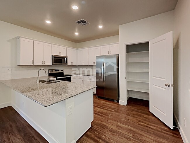 Photo - 638 W Harbor Dr