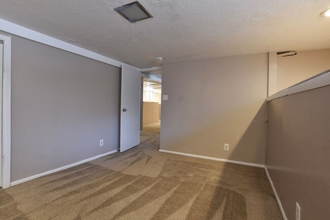 665 E Garfield Ave Unidad Basement