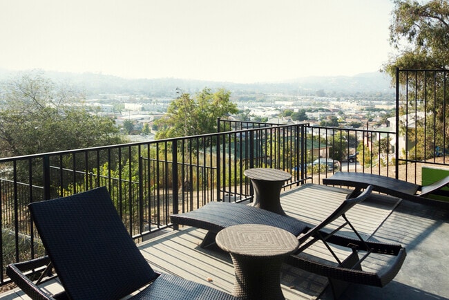 Building Photo - Carlyle Apartments