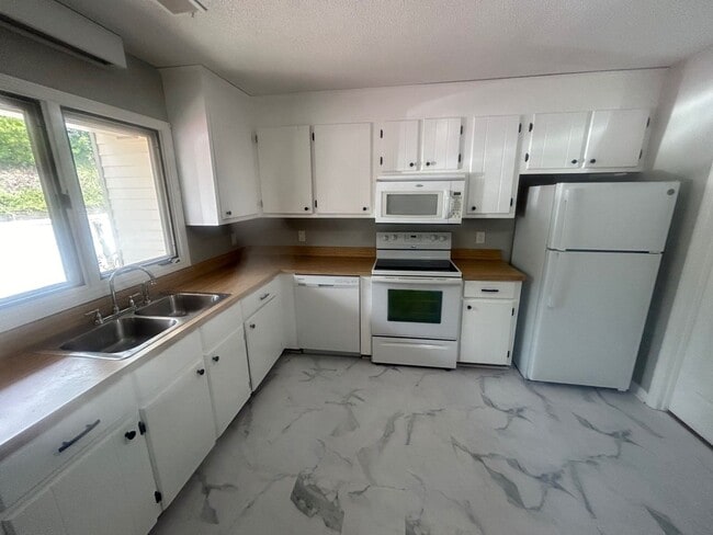 Photo - 137 Lionsgate Dr