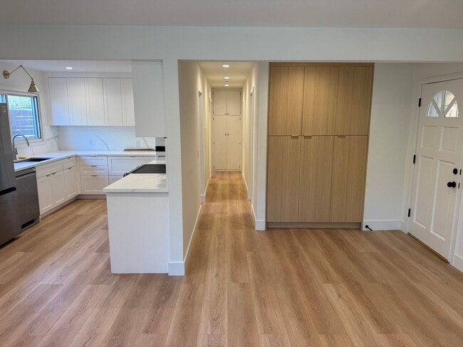 Building Photo - Rees Unit 124