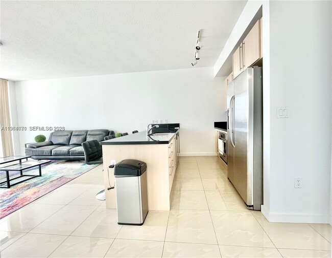 Photo - 79 SW 12th St Unidad 2402-S