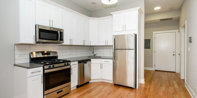 Building Photo - Recently Rehabbed, Top Floor 2bd/2bth Avail 5/20 Unit 2127 W Chicago  3F