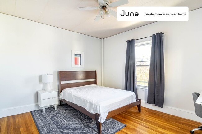 Building Photo - Private bedroom in 7 bed/2 bath Home