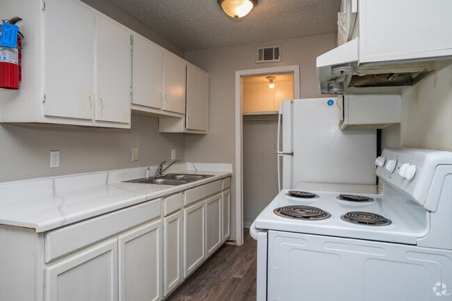 1BR, 1BA - 554SF - Kitchen