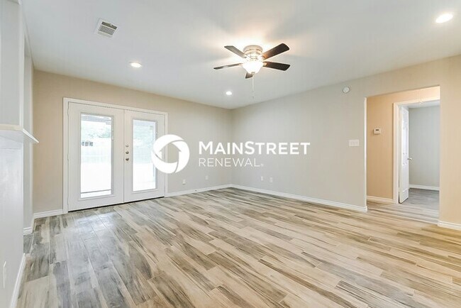 Photo - 3 Bedroom Pet-Friendly Home in Dallas, TX with Main Street Renewal