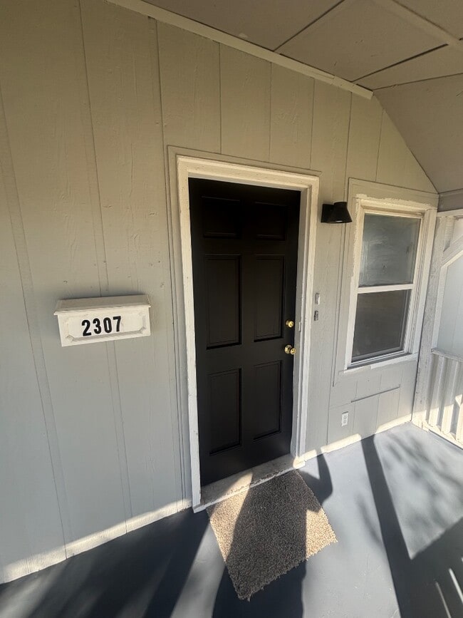 Building Photo - 2307 Chestnut St