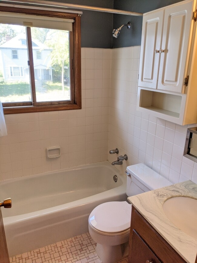 bañera de baño + ventana - 1916 N 44th Ave Unidad # 2