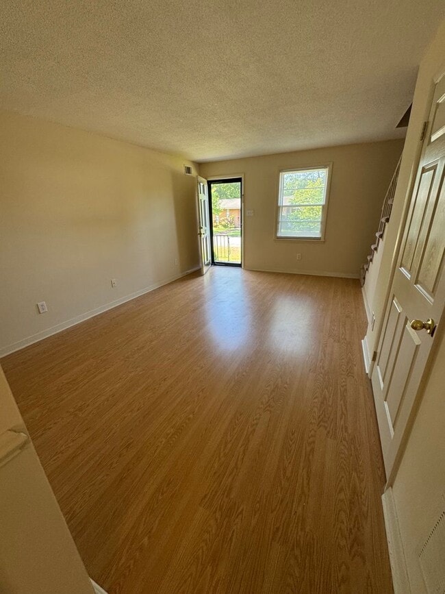 Photo - Spacious 2 Bed, 1.5 Bath Apartment in Prime Location