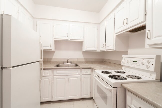 Building Photo - 2400 Av. Van Horne Unit 211