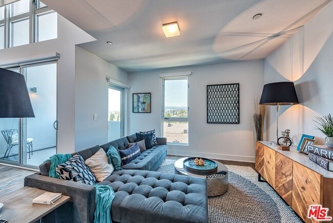 Photo - 1168 S Barrington Ave Unidad 603