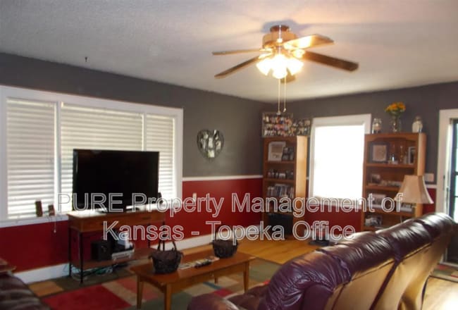 Photo - 214 NW Broadmoor Ave