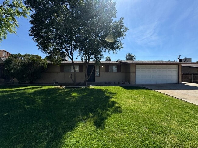 Building Photo - Spacious home near Bakersfield College & Bluffs!