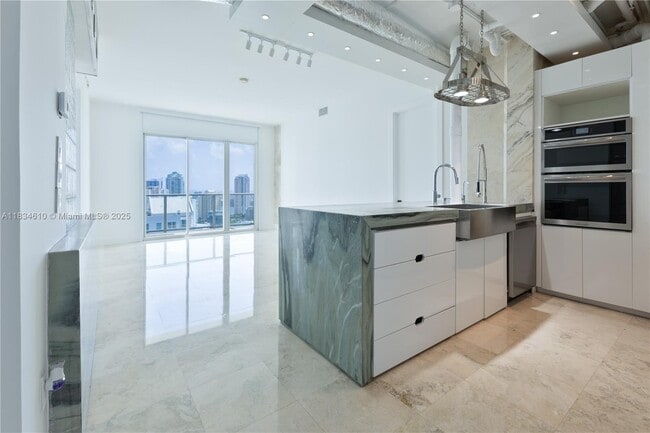 Building Photo - 1155 Brickell Bay Dr Unit PH 208 Rental