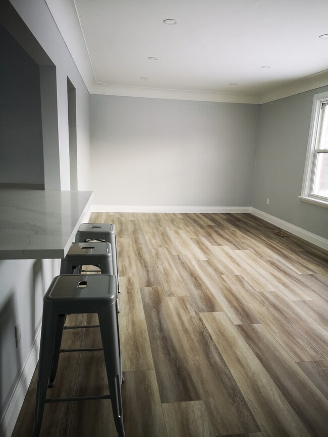 Building Photo - 188 Montgomery Rd Unit Top Floor 2 Bedroom Apartment