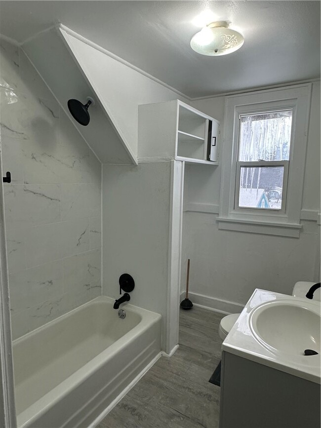 Photo - 557 Glide St