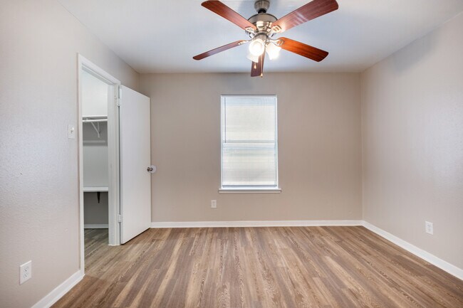 2BR,1BA - 800SF