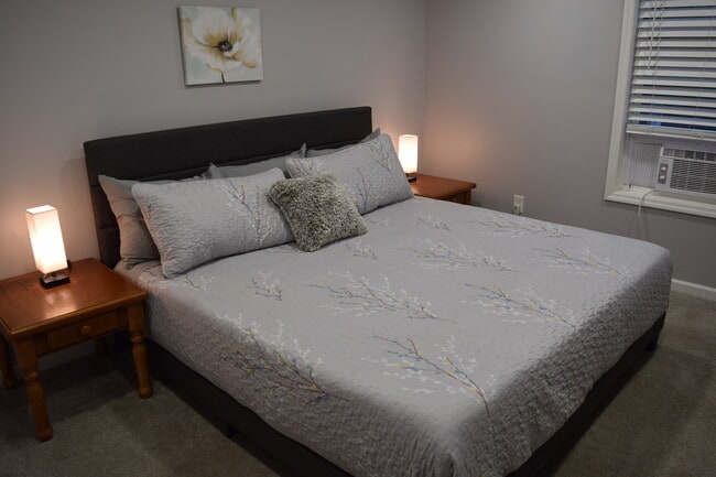 Bedroom with walk-in closet & King bed - 826 Terrace St Unit #A