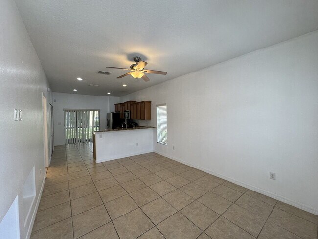 Photo - "Charming Tampa Retreat: Stylish 2-Bedroom with Granite Finishes & Guest Suite!"