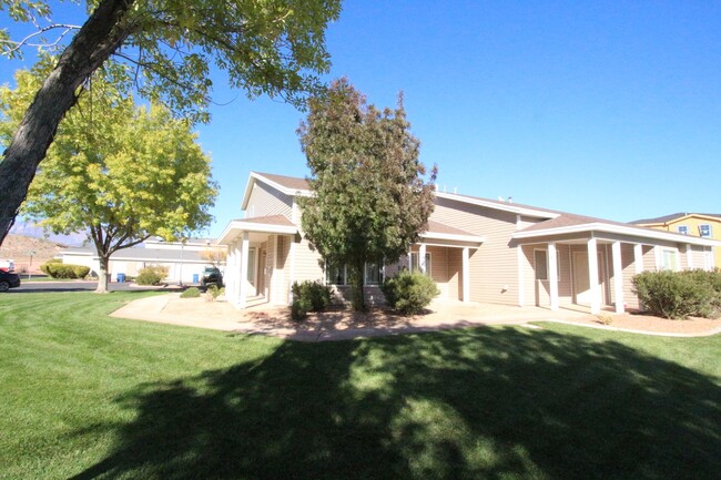 Photo - KNOLLWOOD TOWNHOME 3 Bed 2.5 Bath!