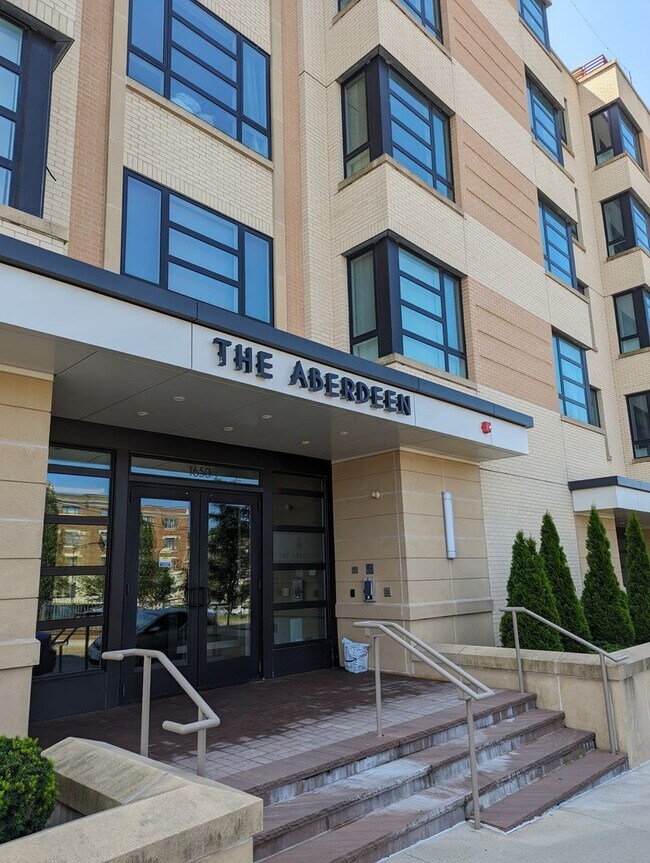 Photo - Brighton luxury 2 bedroom 2 bath with parking for January 1