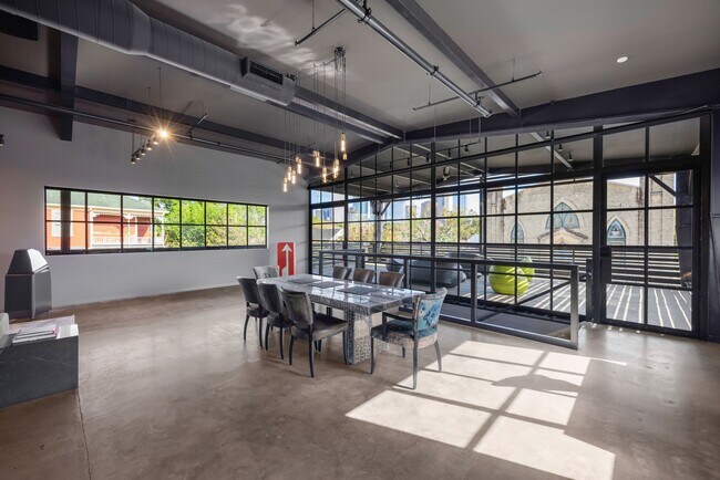 Photo - 908 White St