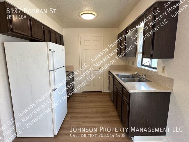 Photo - 8137 Bobran St