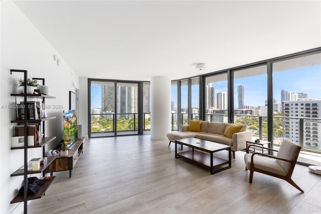 Photo - 121 NE 34th St Unidad 1204