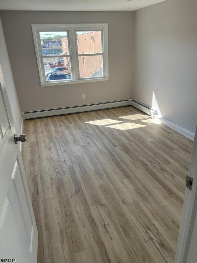 Photo - 454 E 31st St