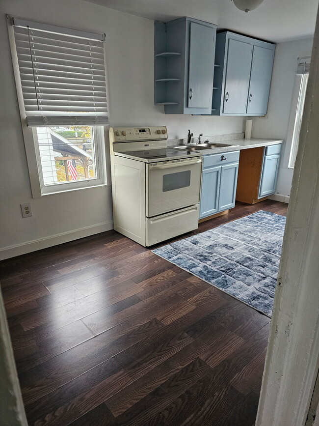 Building Photo - 512 Cemetery St Unit 512 1/2 Cemetery st