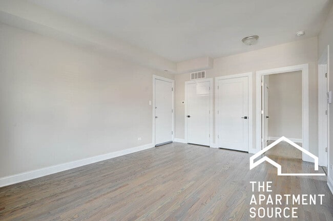 Photo - 3405 W Fullerton Ave Unidad 3a