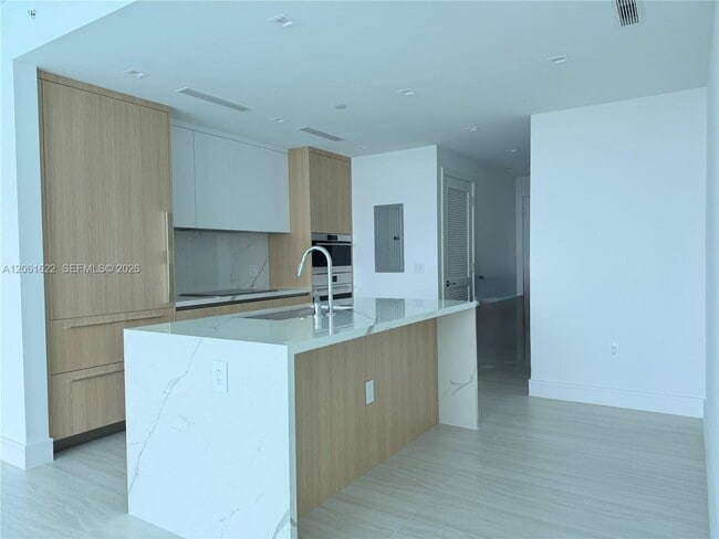 Building Photo - 2411 Laguna Cir Unit 1610