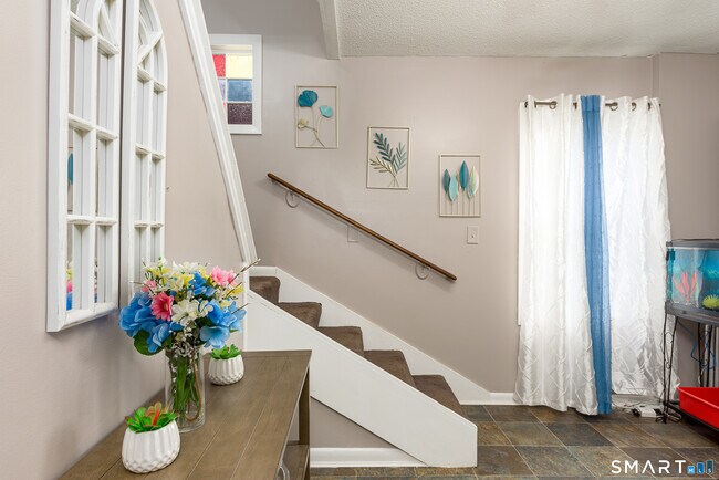Photo - 165 Oak St