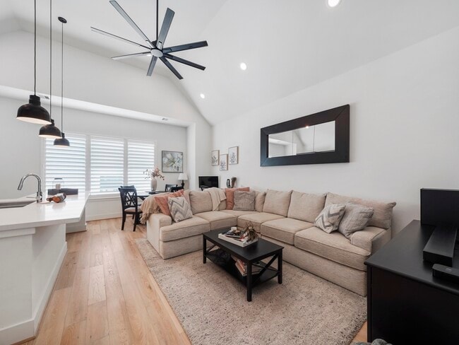 Building Photo - 1218 W 24th St