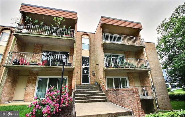 Building Photo - 11901 Parklawn Dr Unit 101 Rental