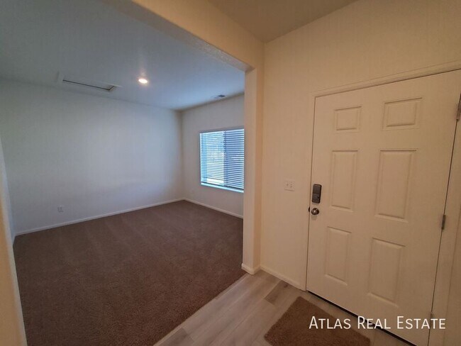 Photo - 883 Emerald Lakes St