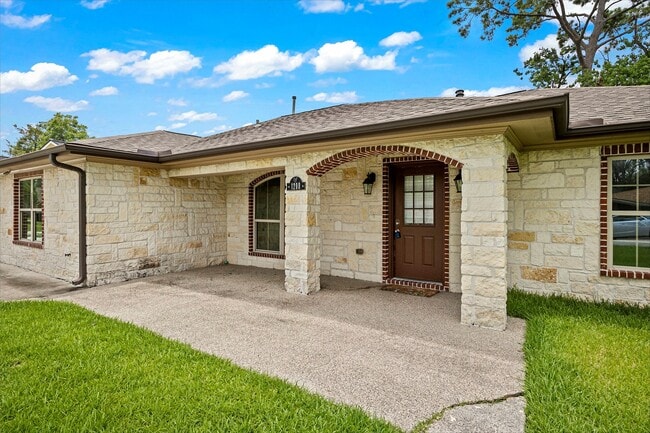 Building Photo - 1209 Dogwood Dr