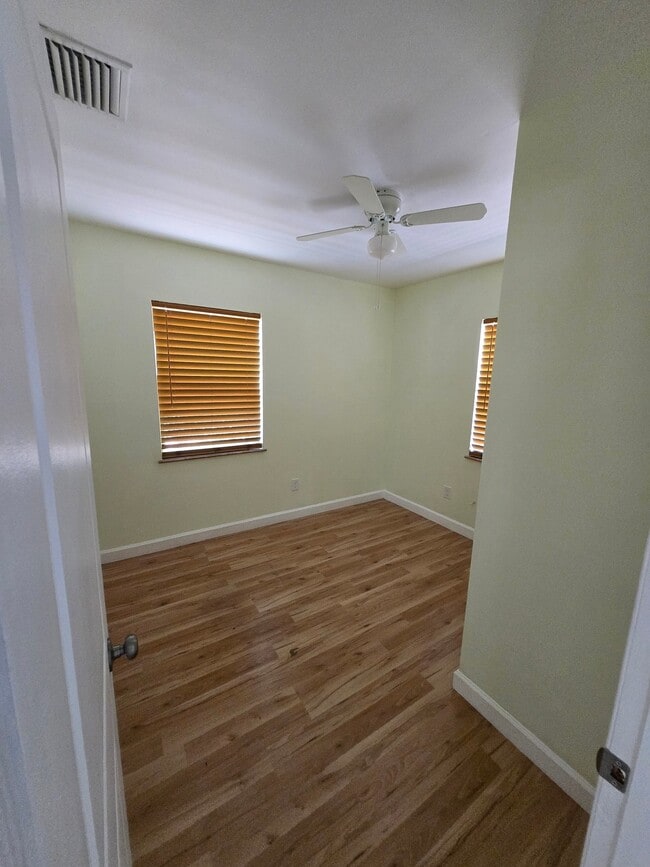Photo - 1611 Canterbury Rd N