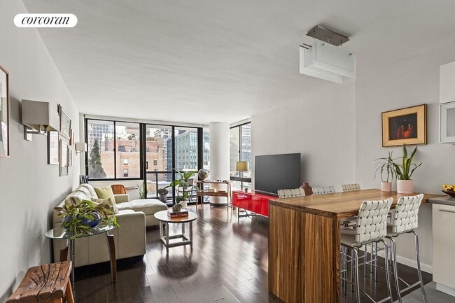 Photo - 255 E 49th St