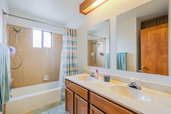 Photo - Spacious 3 Bedroom 2 bath with Solar Panels