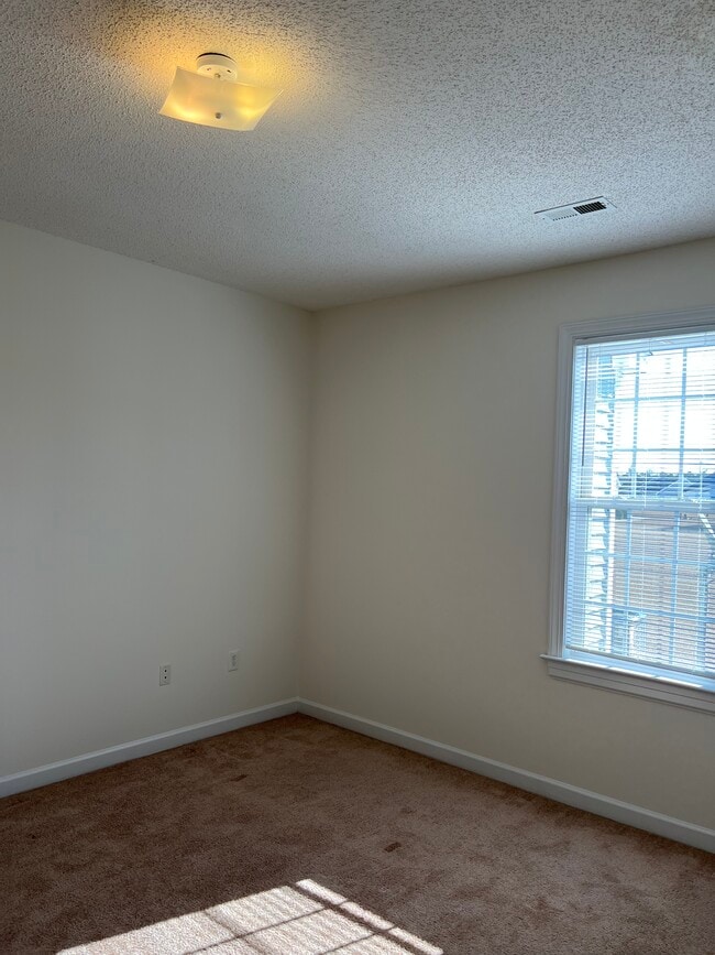 Photo - 3323 Whitlock Dr N