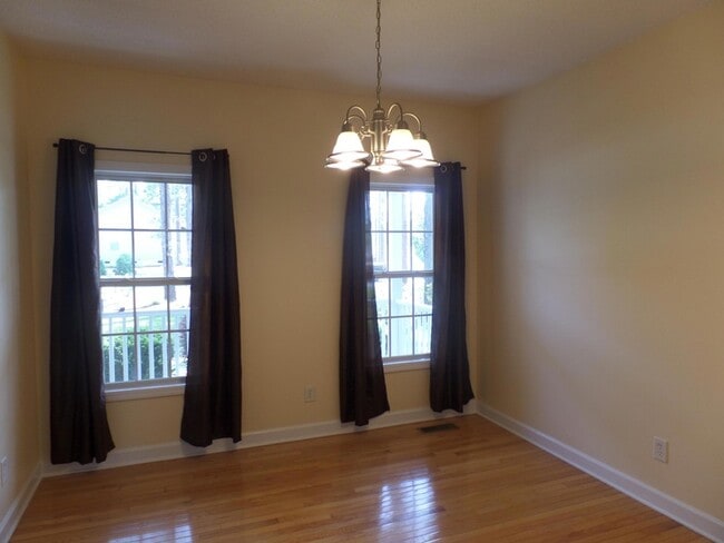 Photo - 10 Sawmill Rd W