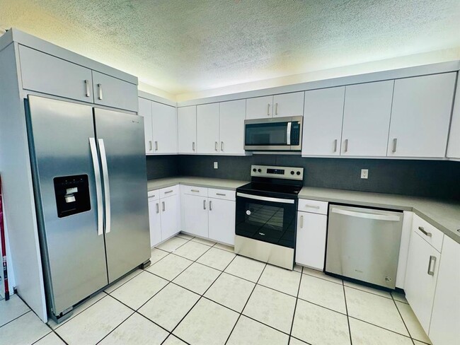 Building Photo - 2051 NE 25th Ave Unit 1 Rental