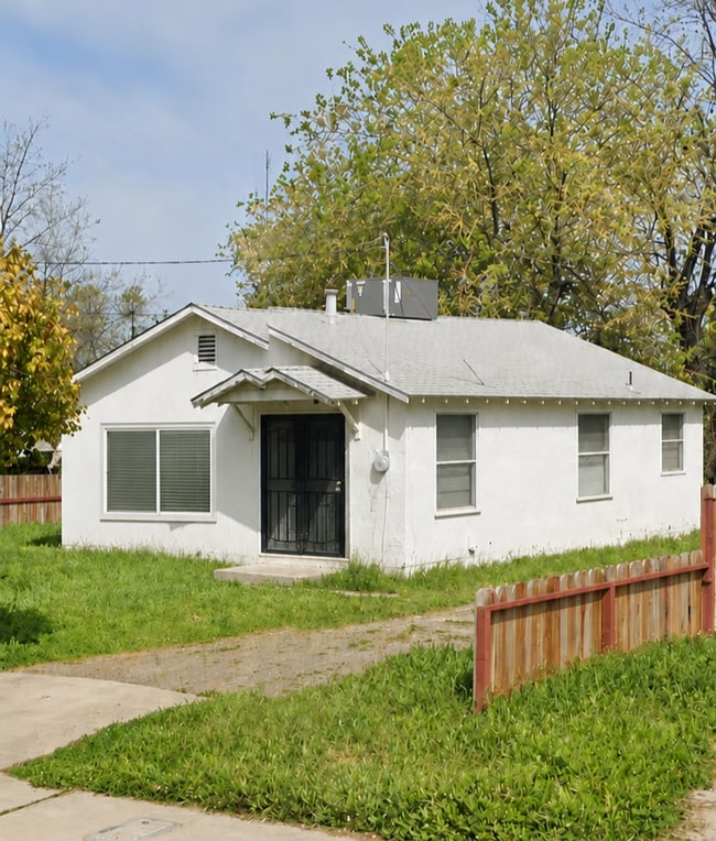 Building Photo - 2 bed 1 bath House in Merced