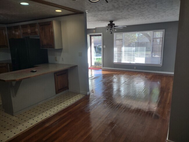 Photo - 1405 Woodruff Ln