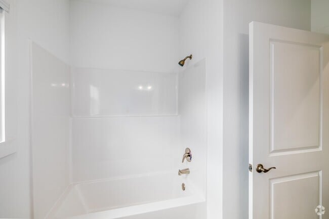 2BR, 2BA - 900SF - Second Bathroom