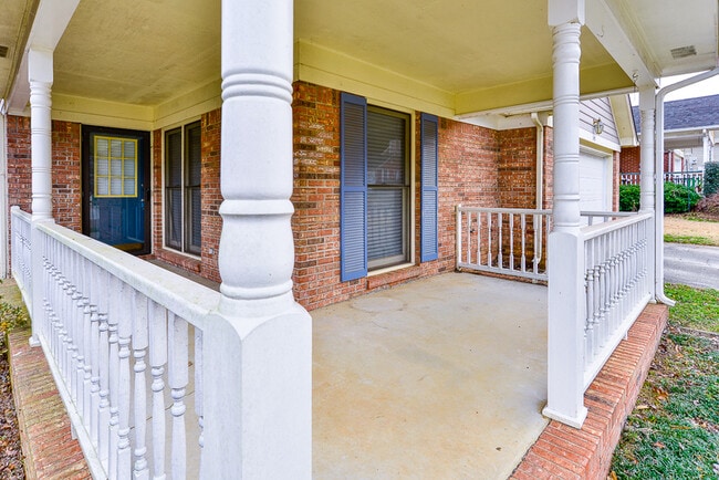 Photo - 149 Hollington Dr NE