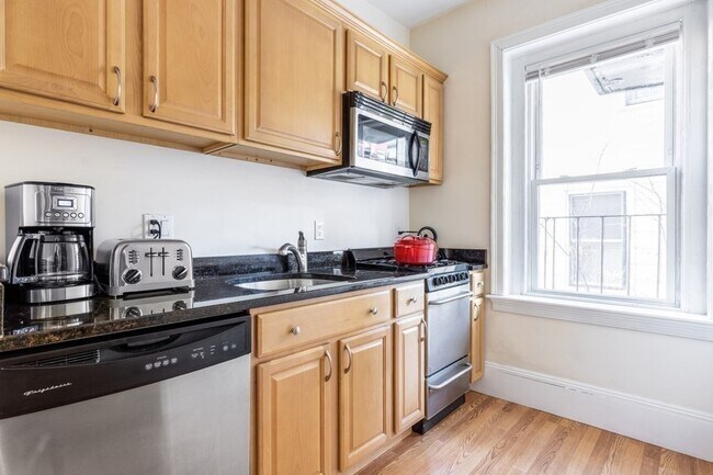 Photo - 672 Washington St