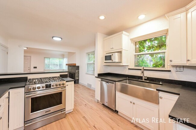 Stylish 3 BR townhome @ great location! NO... - Stylish 3 BR townhome @ great location! NO...