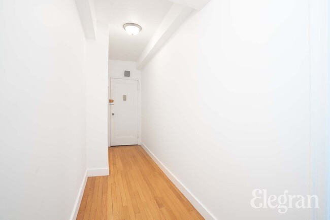 Photo - 325 W 45th St Unit APT 1019